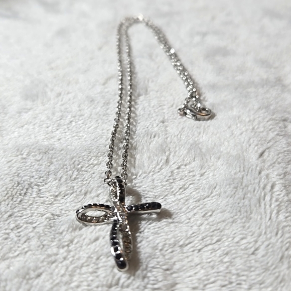 #300 Silver tone cross necklece - Picture 2 of 4
